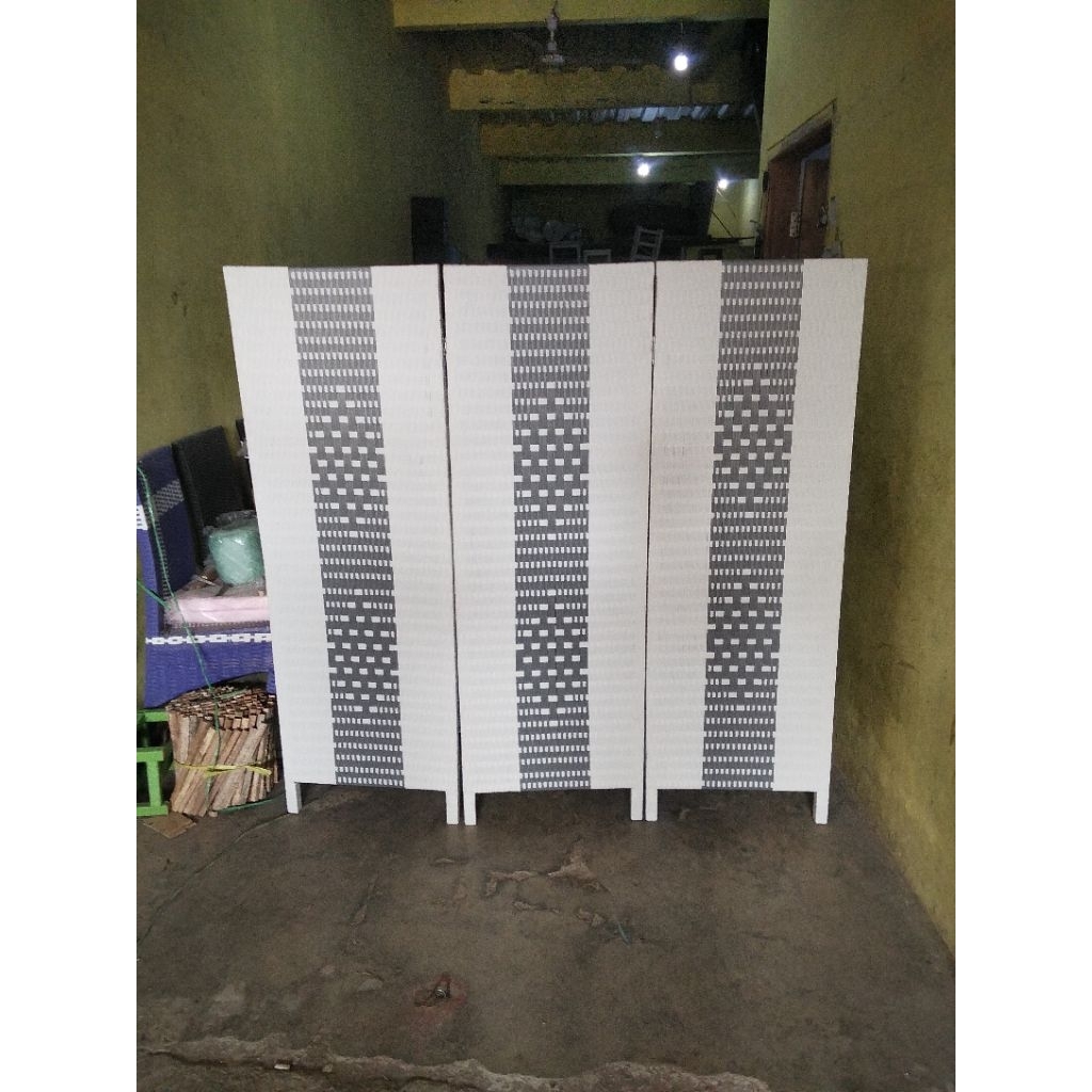 penyekat ruangan rotan sintetis.