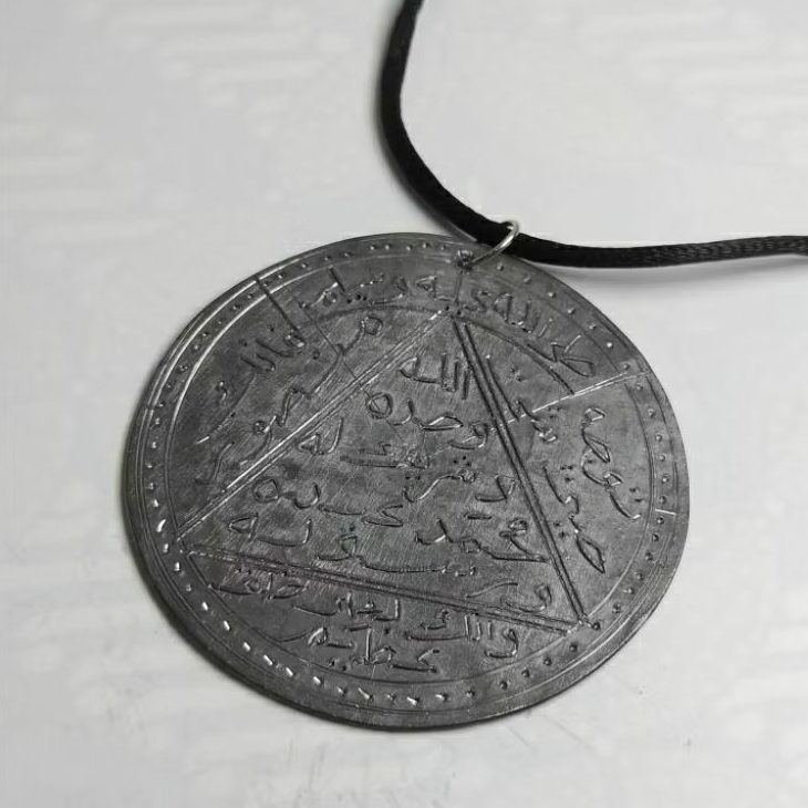 Kalung liontin pancar merah