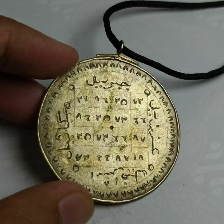 Kalung liontin pancar merah