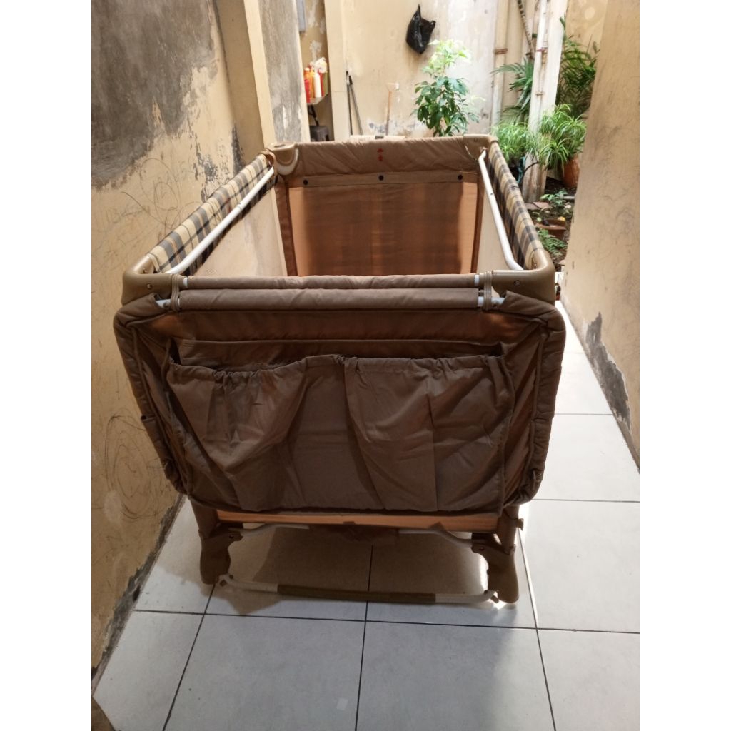 box tempat tidur bayi Pliko coklat portabel