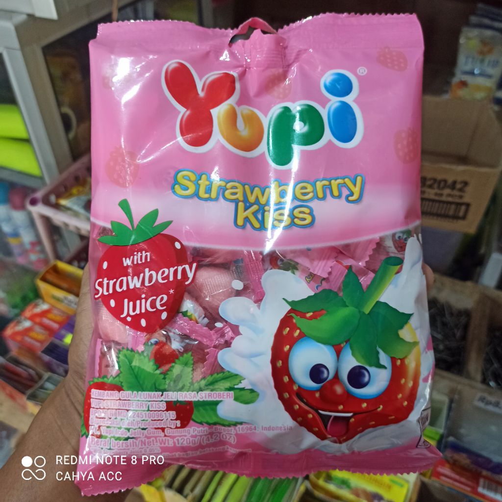 

Permen YUPI rasa strawberry kiss / rasa stroberi