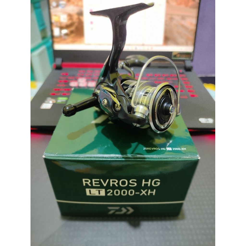 Daiwa revos HG LT 2000XH + reel stand merk Gomexus