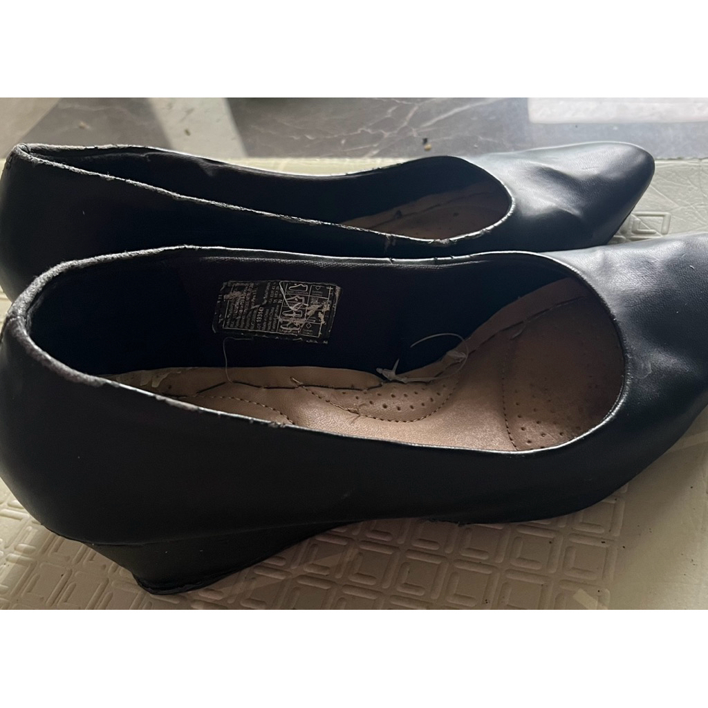Sepatu Comfort Plus By Playless Preloved