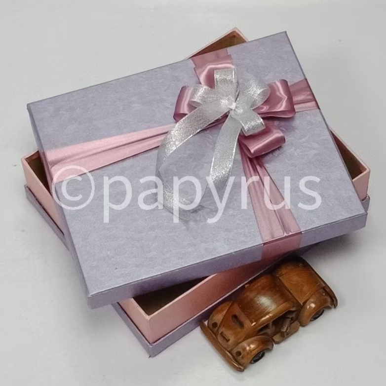 

PAPYRUS Sandwich 22,5x27,5 Tinggi 8cm Kotak Kado Gift Box V3