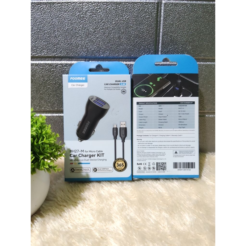 FOOMEE Car charger 2.4A Dual device charging Micro & iPhone