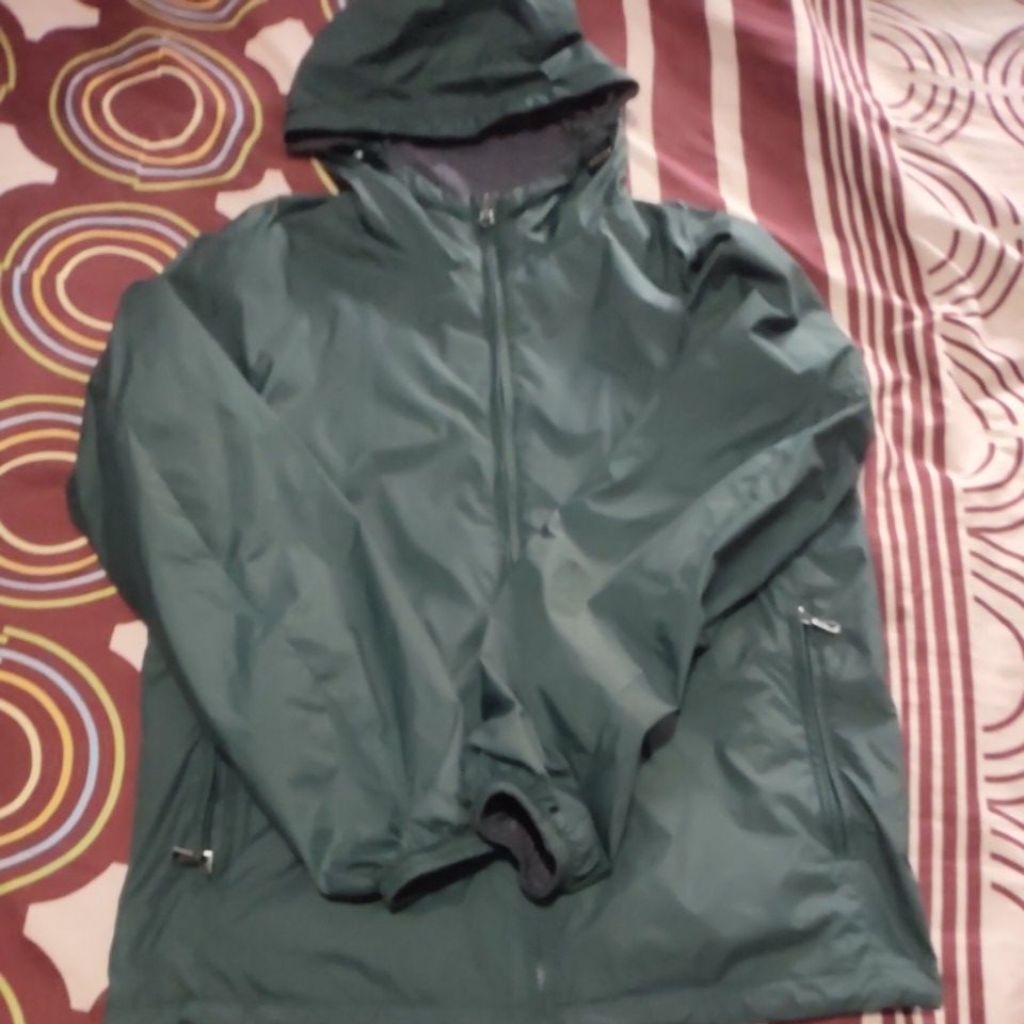 UNIQLO Jaket Reversible parka pria..Reversible water repellent olive  " 2 in 1 "