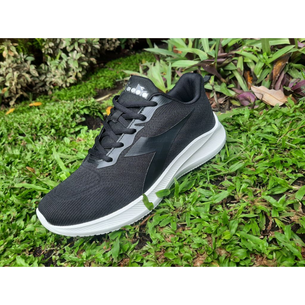 sepatu diadora hitam polos original diadora full black kyler