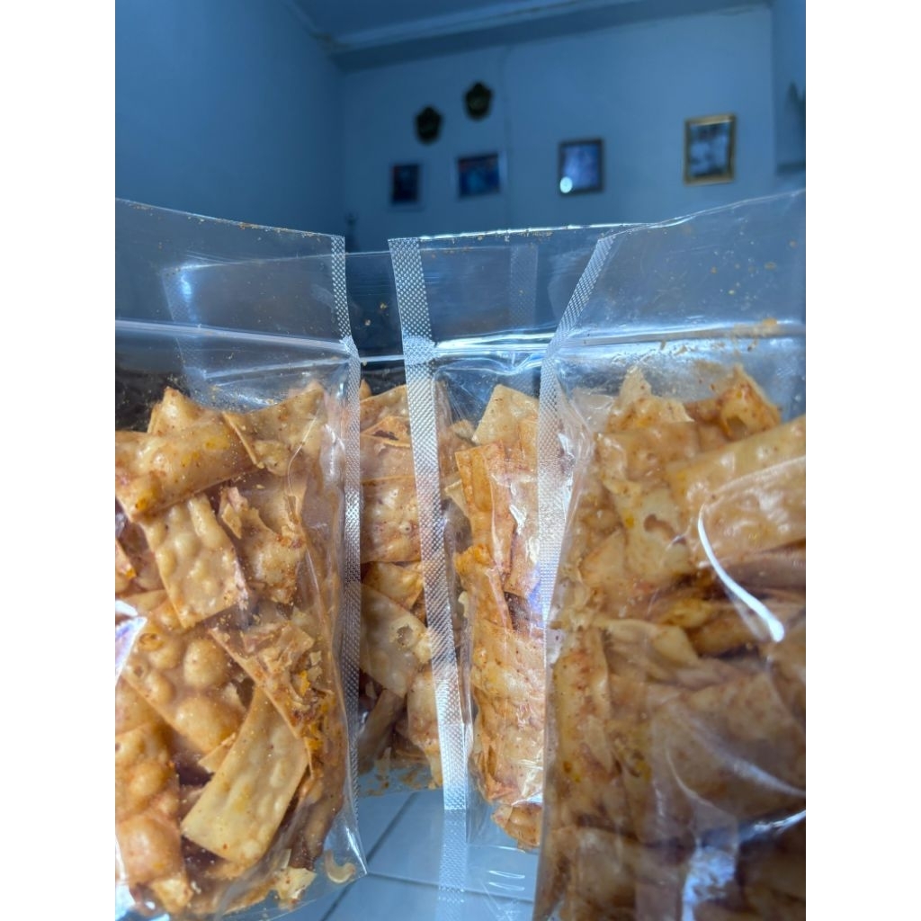 

Keripik Pangsit / Snack Cemilan Enak Gurih Rasa Pedas & original 250gr