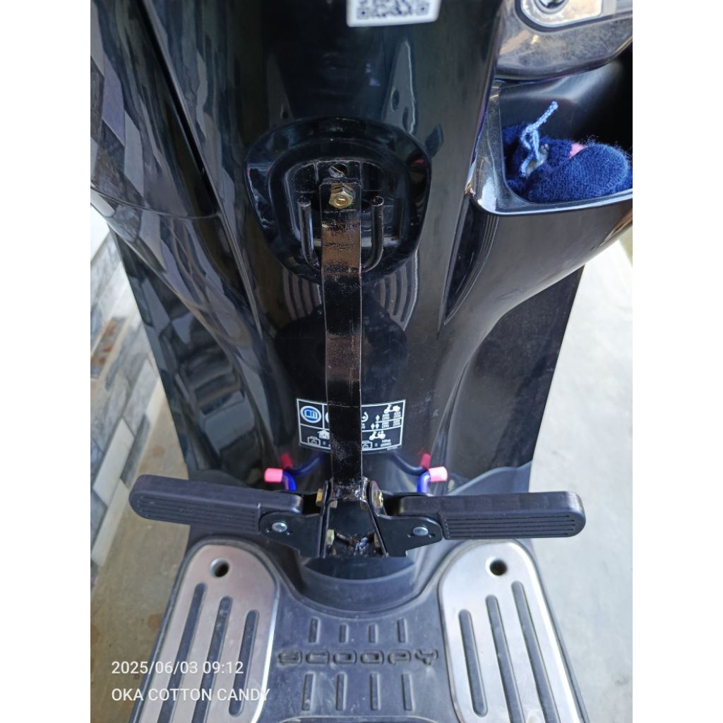 Pijakan kaki anak flexible buat motor matic Scoopy 2019