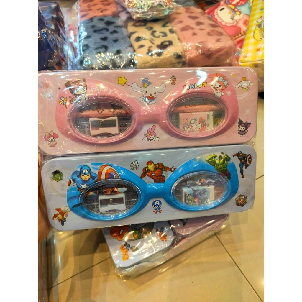 

TEPAK KALENG MODEL KACAMATA/TEPAK SEKOLAH SANRIO/TEMPAT PENSIL