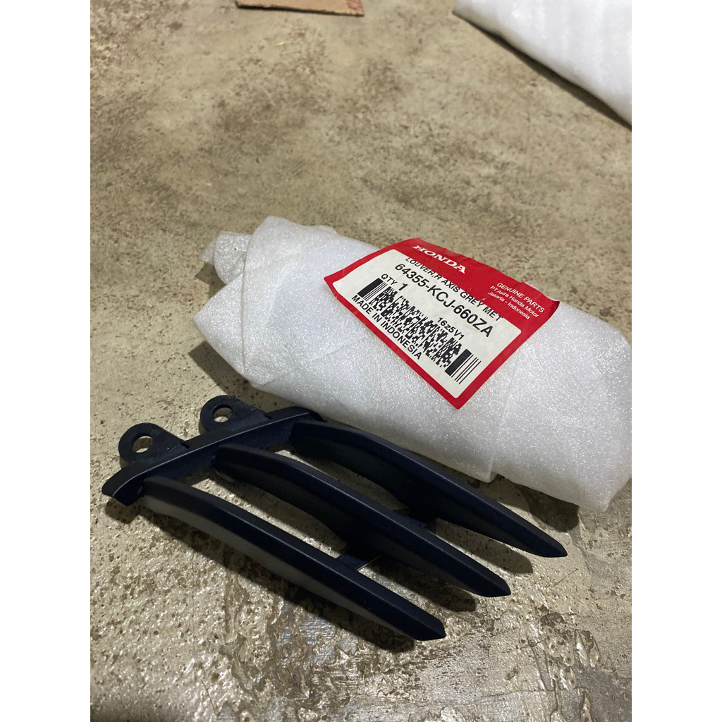 64355-KCJ-660ZA Louver Sirip Tangki Kanan Tiger Revo Hitam Ori Original Asli Honda