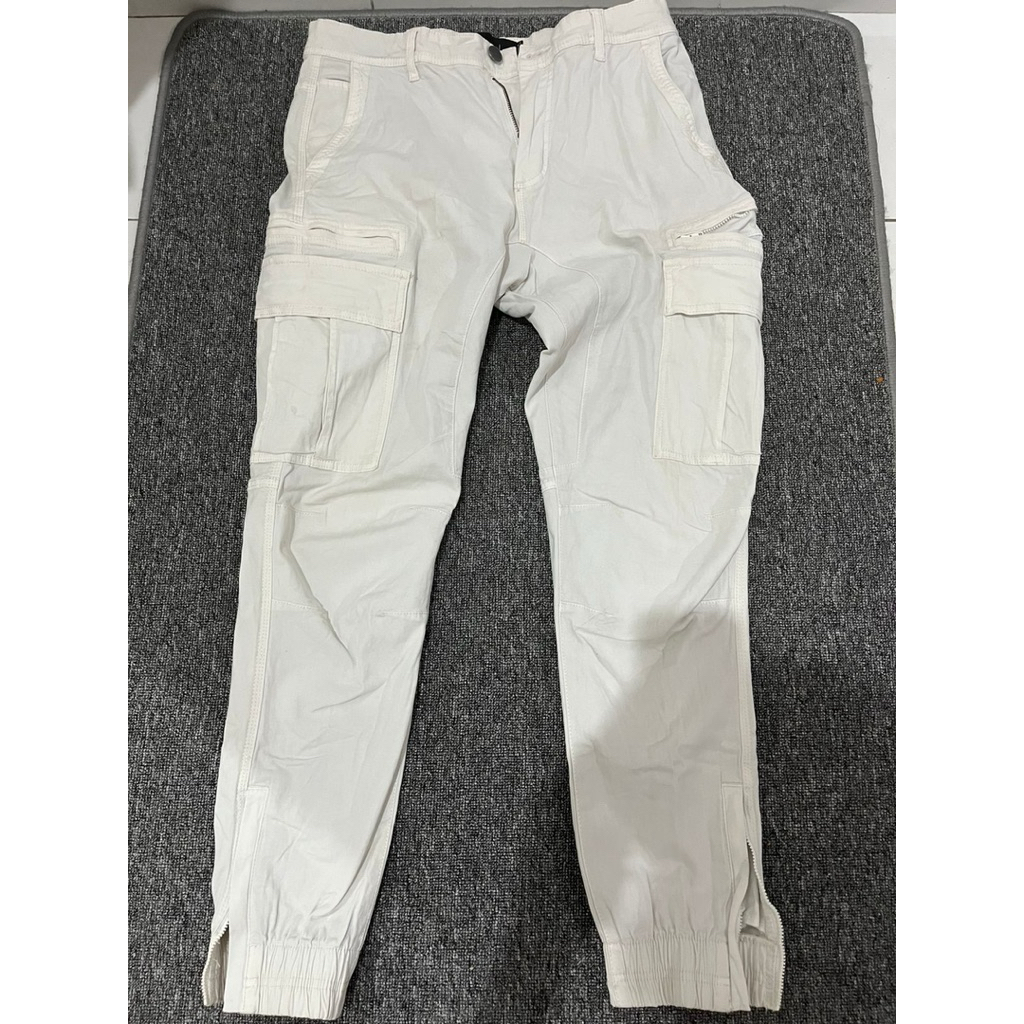 jogger putih cowok