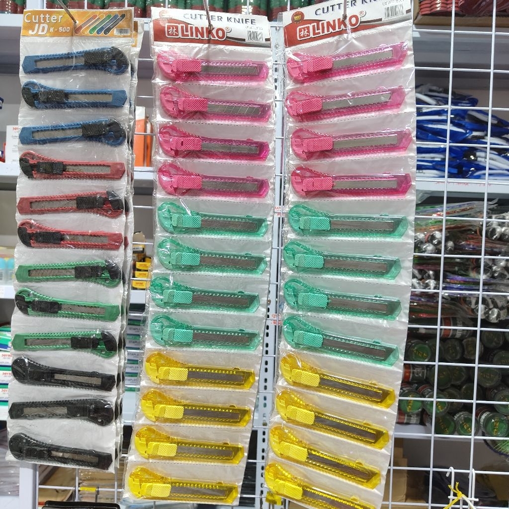 

1 Renceng Cutter Besar isi 12 Pcs