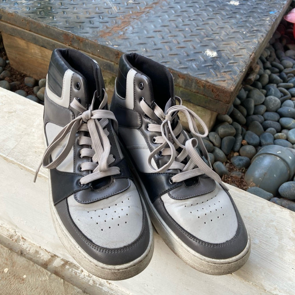 sepatu abu pria manzone