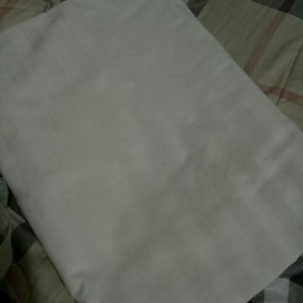 Sprei Warna Putih Motif Garis 200x200 Preloved