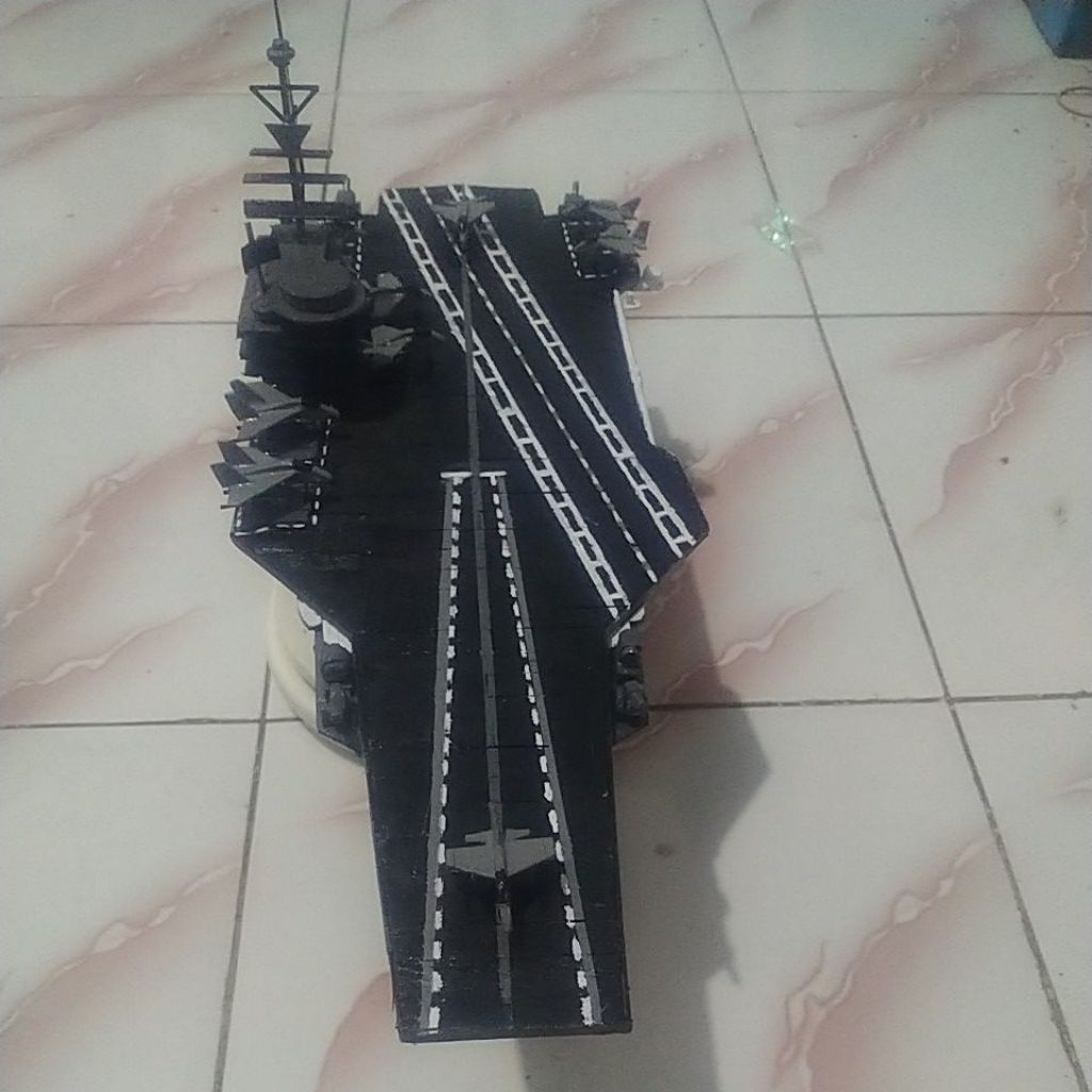 miniatur kapal induk dari bahan kayu stik es krim