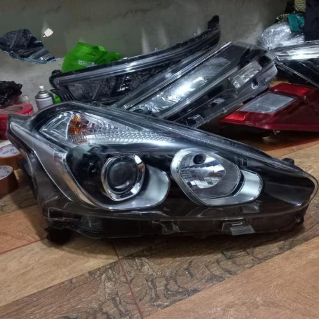 Headlamp Toyota Sienta Type G