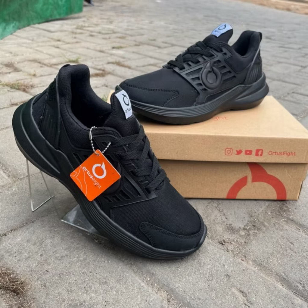 ROMO COD  Sepatu Sneakers Pria hitam Polos Sepatu Sekolah Sepatu kerja Sepatu running Hitam Putih