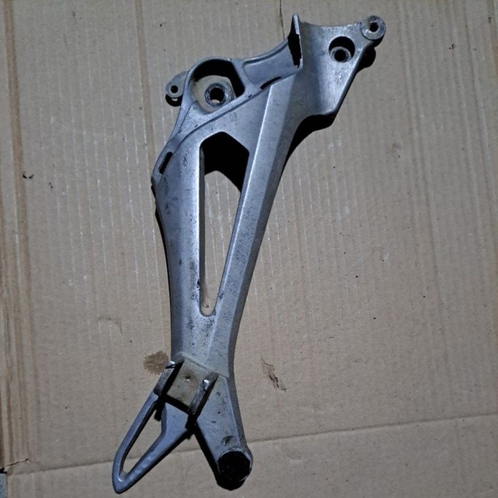 poetep fostep pijakan kaki belakang bagian kanan Honda supra x 125