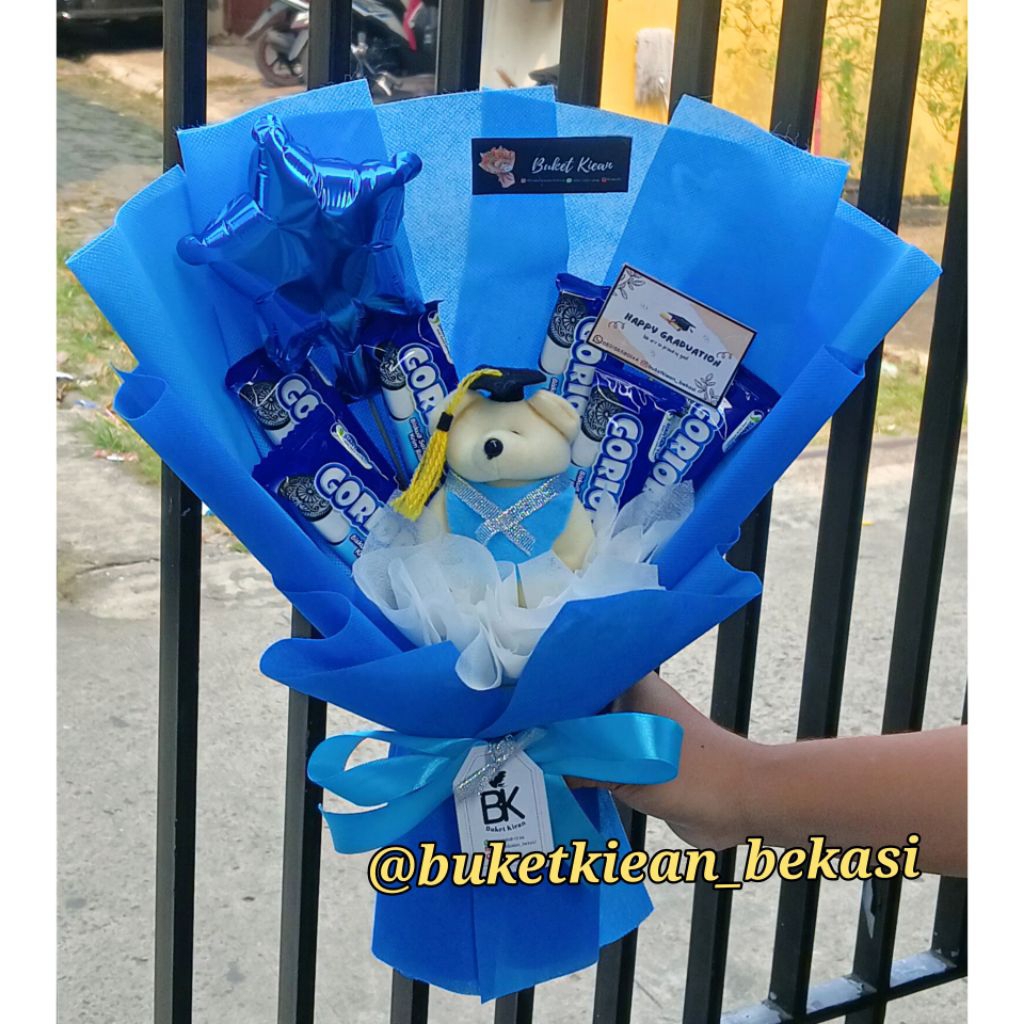 

buket Snack wisuda / buket wisuda TK/ buket boneka wisuda/ buket Snack/ hadiah kelulusan/ buket gorio / buket kelulusan