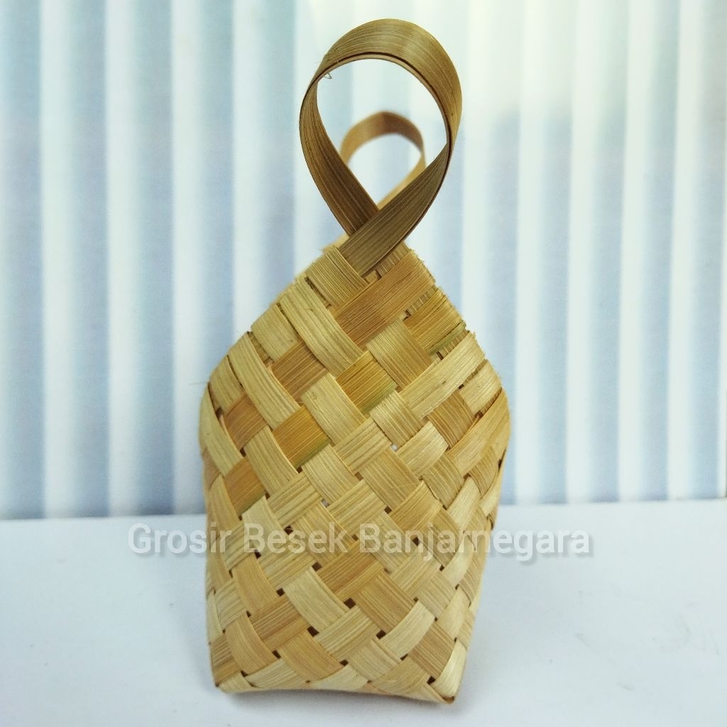 

Tas Ketupat Bambu 8x8 cm Untuk 10 pcs