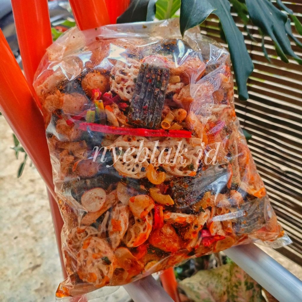 

seblak mix kerupuk bantat campur 1kg bumbu kering seblak campur kering pedas daun jeruk