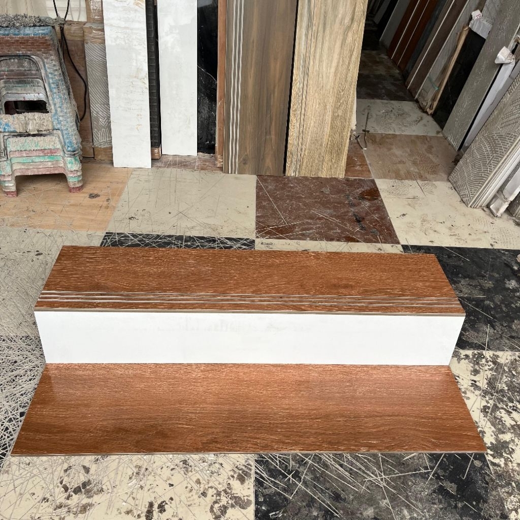 Granit anak tangga kombinasi motif kayu matt putih glosy ukuran 30x120+20x120 bisa custom ukuran