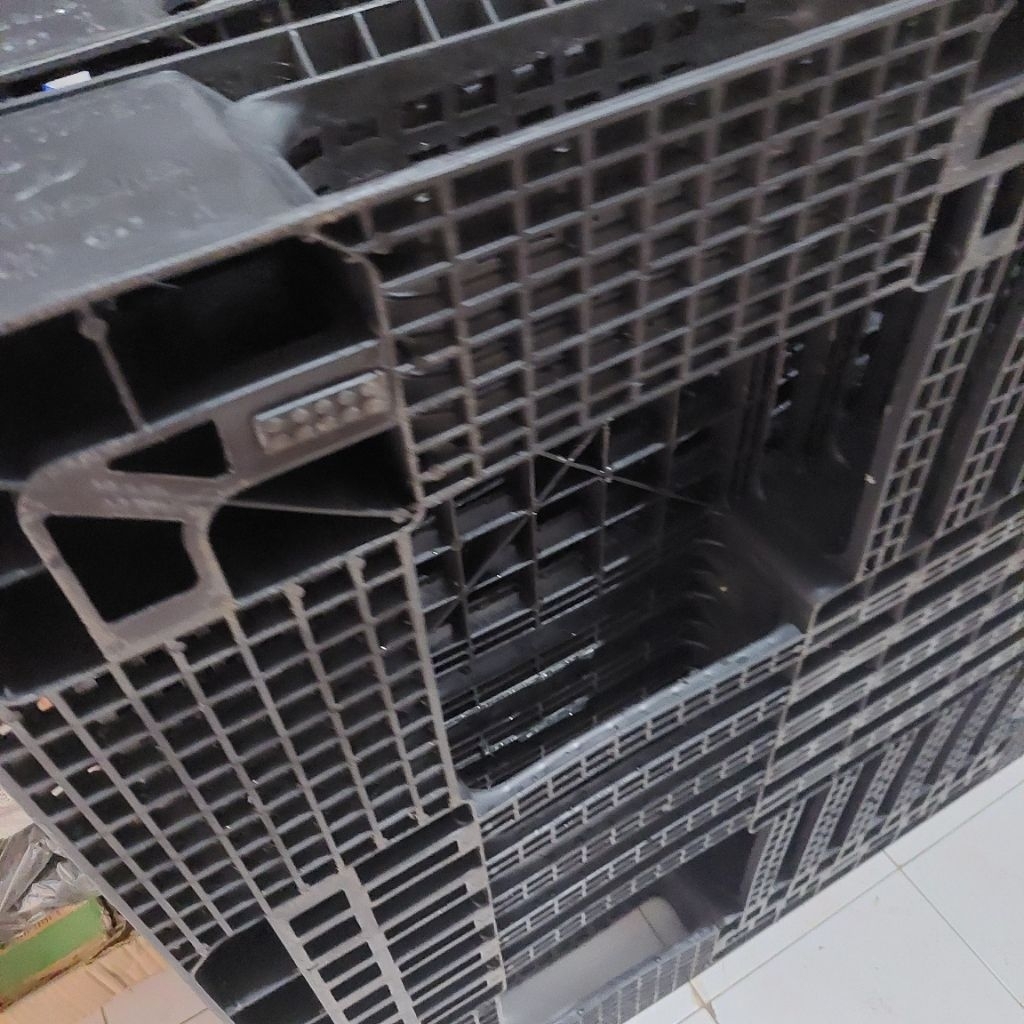 

Palet Plastik Tebal Hitam 110x130x12 Bekas