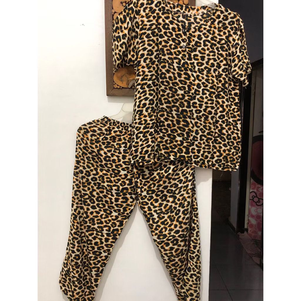 Preloved Oneset Setelan Baju Tidur Leopard Macan Rayon