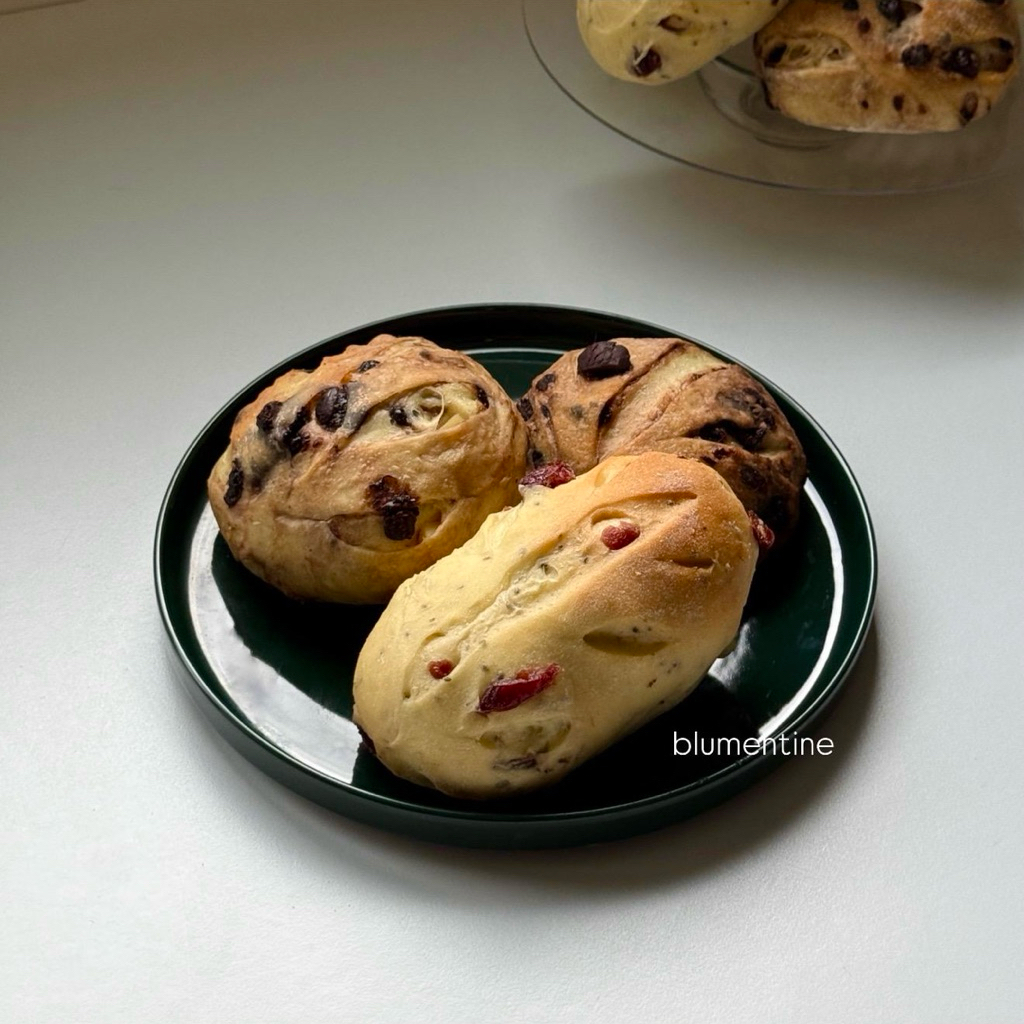 

(PO 1 hari) Sourdough Bread (Paket 4pcs) - cranberry cream cheese, choco parmesan, double choco