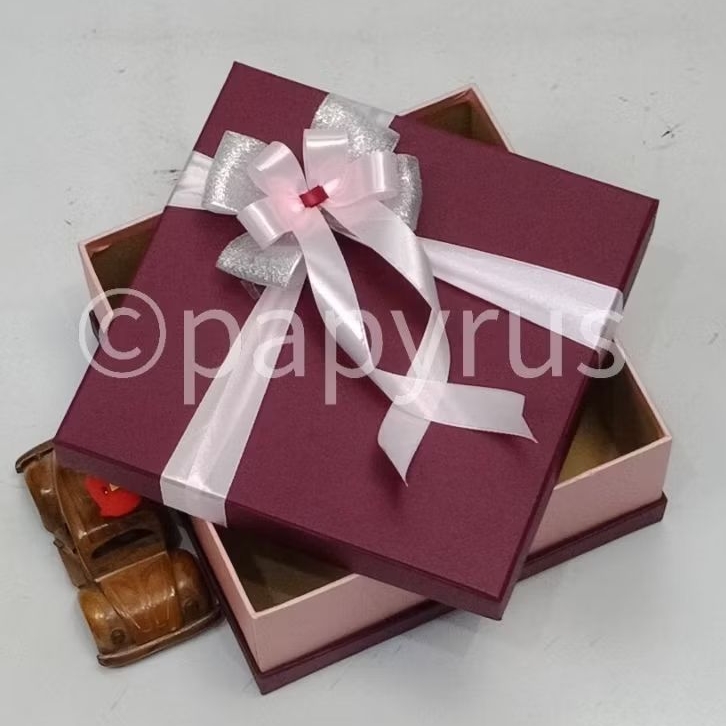 

PAPYRUS Sandwich 22,5x22,5 Tinggi 10cm Kotak Kado Gift Box V1