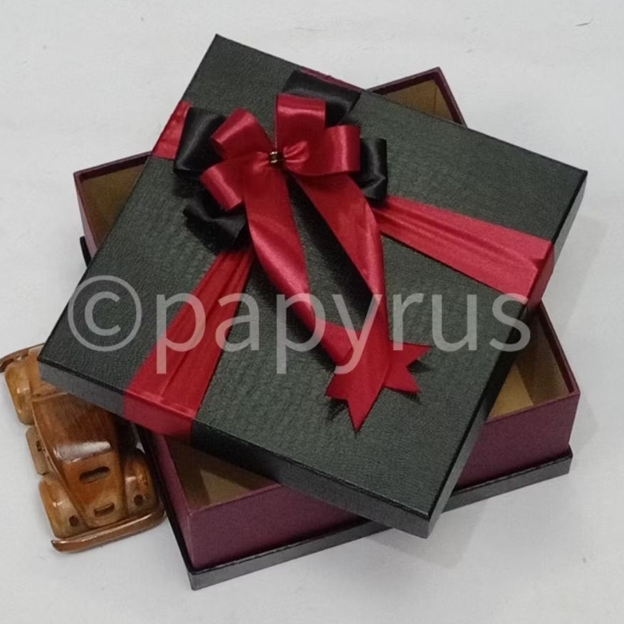 

PAPYRUS Sandwich 22,5x22,5 Tinggi 10cm Kotak Kado Gift Box V3