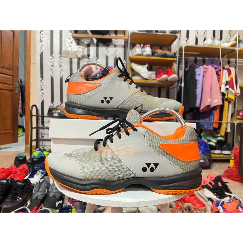 YONEX SHB 37 size 42 insol 270