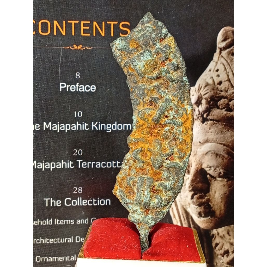 liontin perunggu temuan  The Collection item dengan detail Majapahit