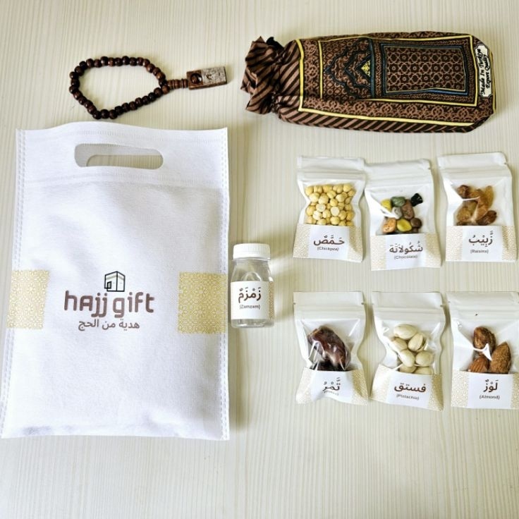 

Souvenir Paket Oleh Oleh Haji Umroh Snack Sajadah Tasbih