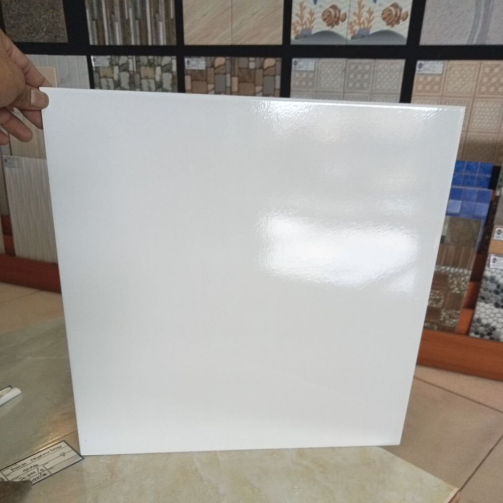 KERAMIK 40X40 ARWANA 4660 WT