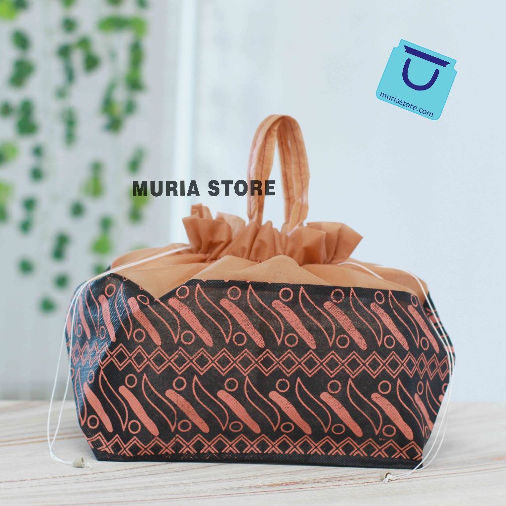 

Tas Berkat Hajatan Walimah Tasyakuran , Haul Model Serut Batik Untuk Box Nasi Isi 1 Lusin / 12 pcs