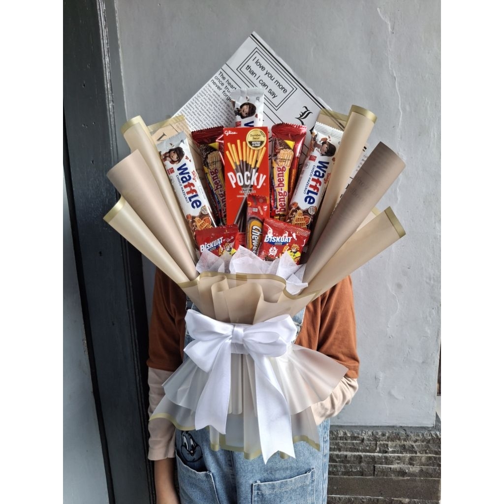 

buket snack ukuran medium-tema percoklatan | buket wisuda,ulang tahun,dan lainnya