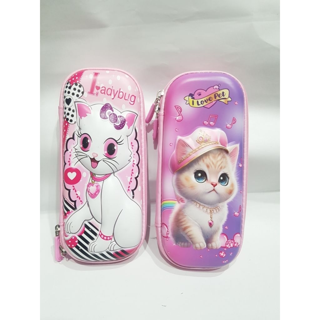 

Tempat Pensil Sleting Embose Karakter Anak Cewe Motif Kucing D10966