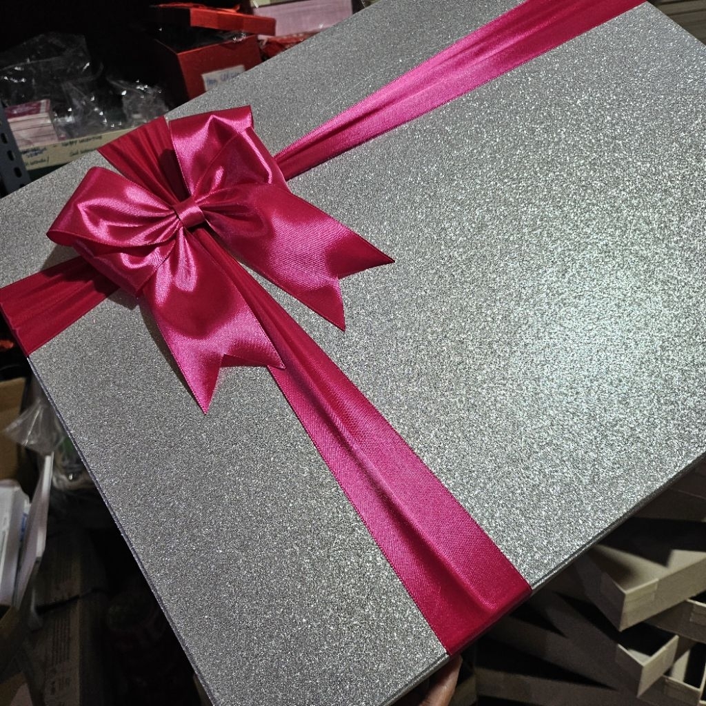 

Hardbox Kotak Kado Hadiah Exclussive Glitter Silver Pita Fusia