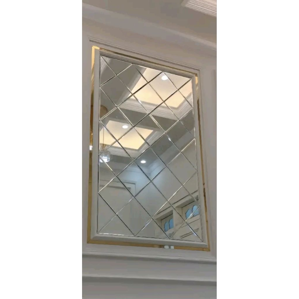 KUMPULAN DESAIN RUANG TAMU backdrop tv wall moulding dan cermin bevel