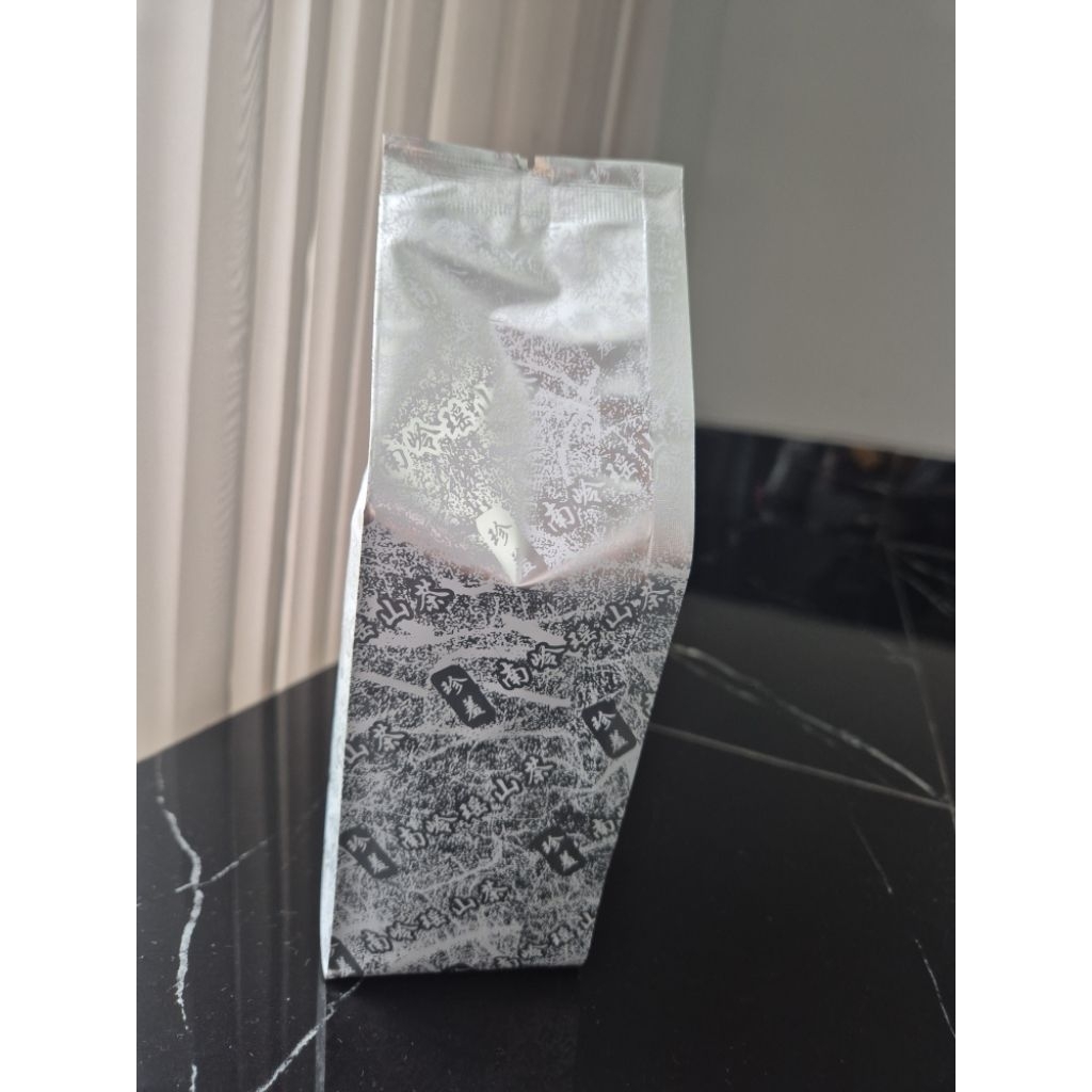 

chinese tea with tin