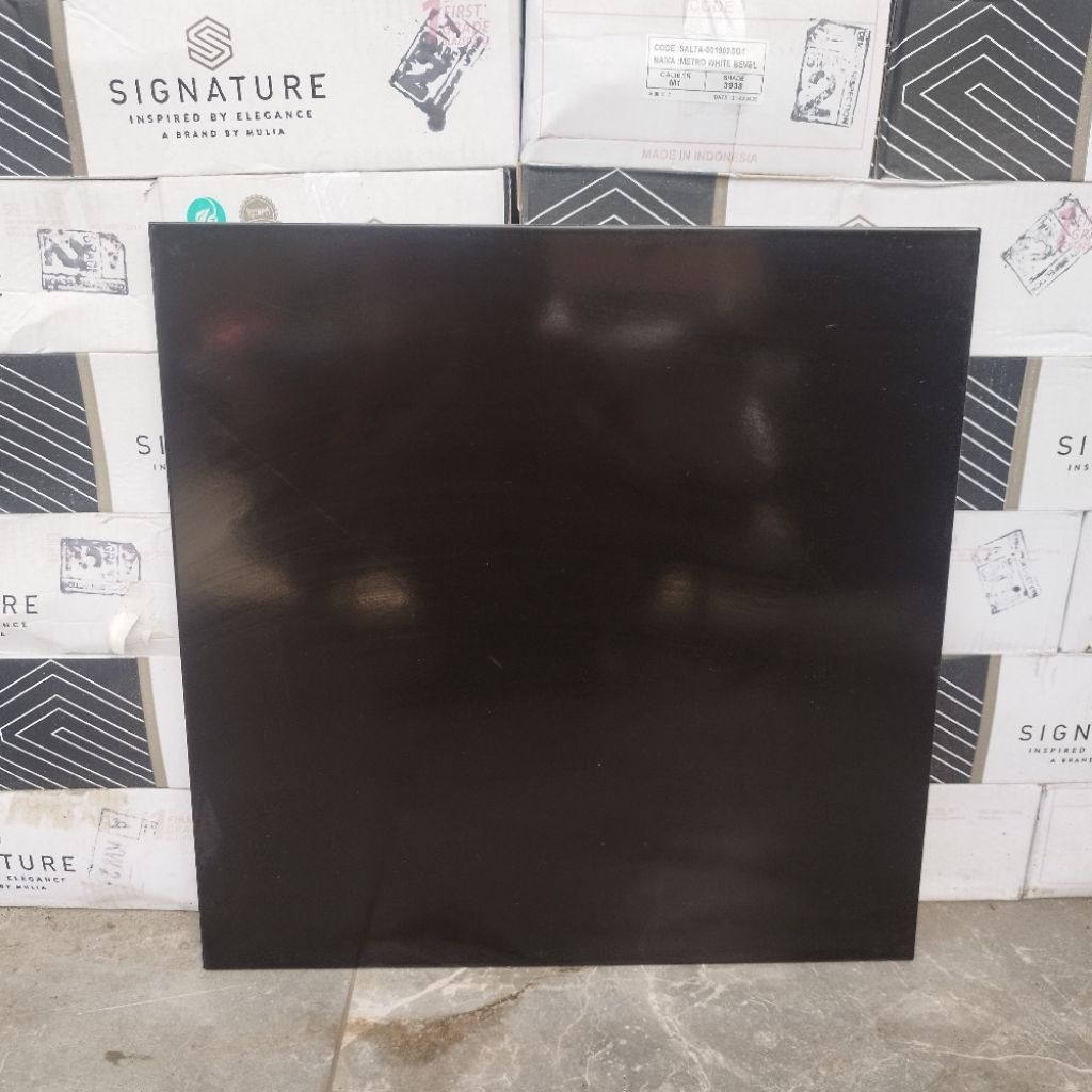 Keramik Lantai Hitam polos UK 50×50 glosy