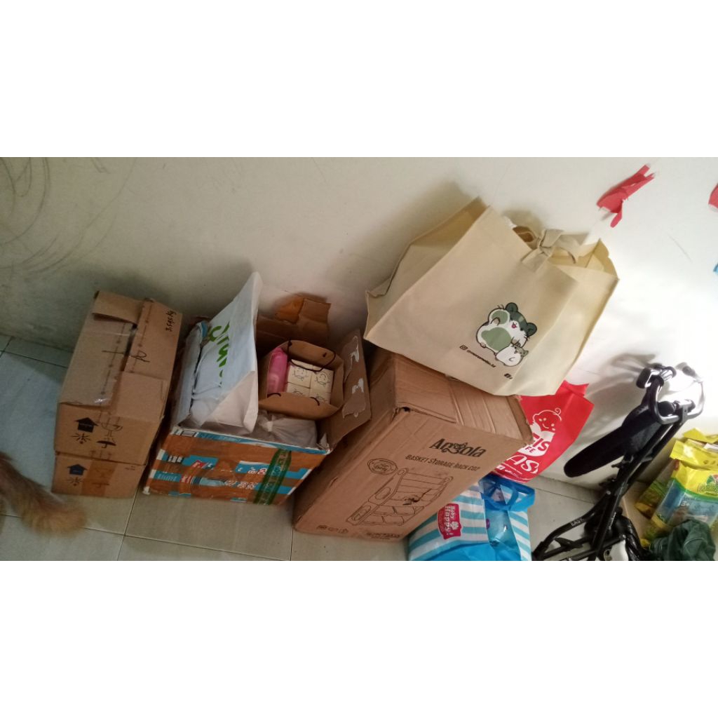 Furniture, Elektronik, Alat rumah tangga, Alat sekolah, dll.