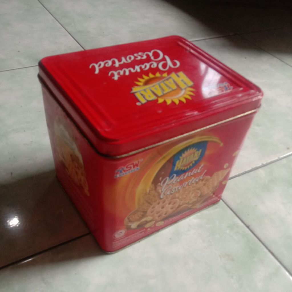 

kaleng bekas biskuit hatari