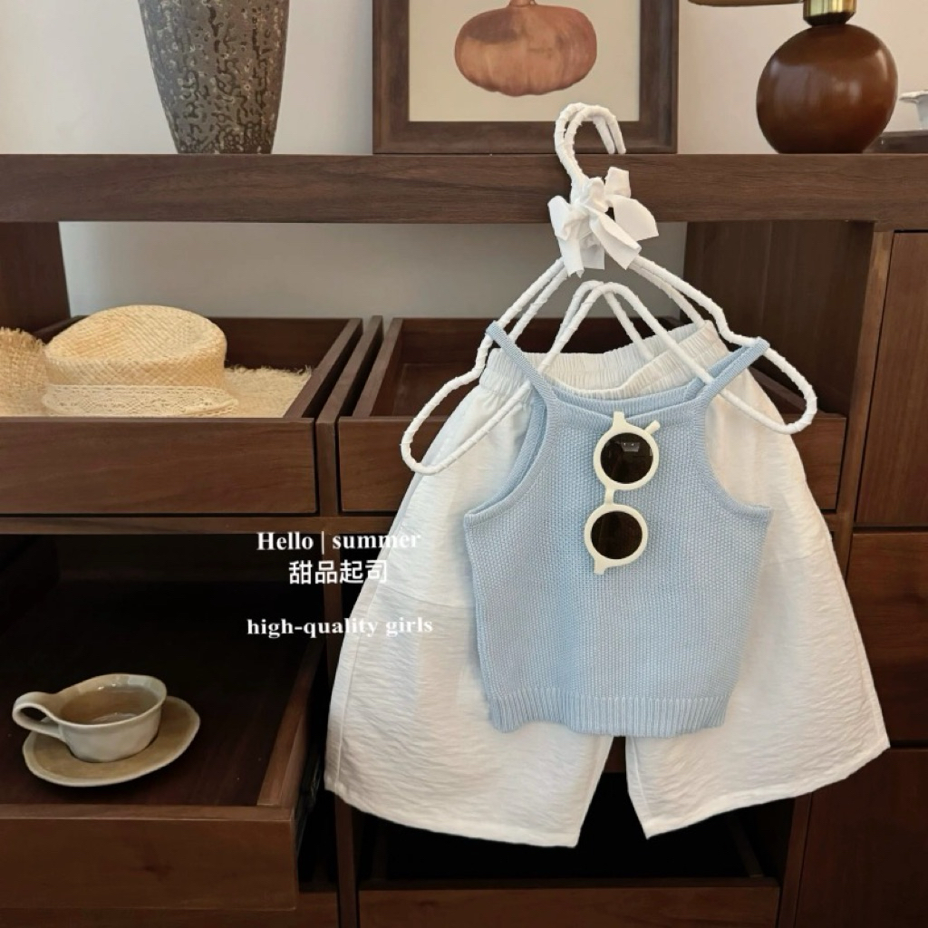 Setelan baju anak perempuan dengan atasan tanktop warna biru muda yang manis – model santai dan modi