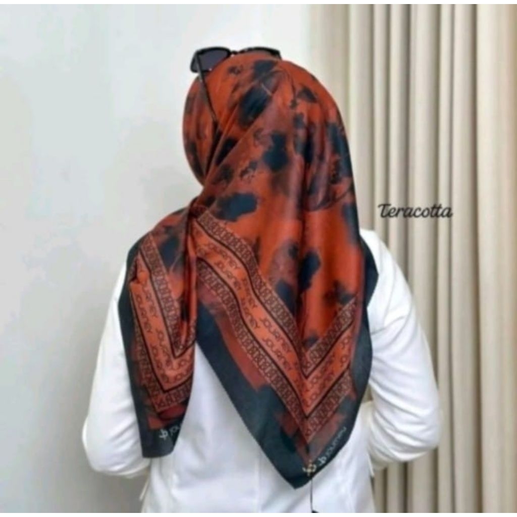 KERUDUNG SEGI EMPAT VOAL MOTIF BUNGA TERACOTA HITAM