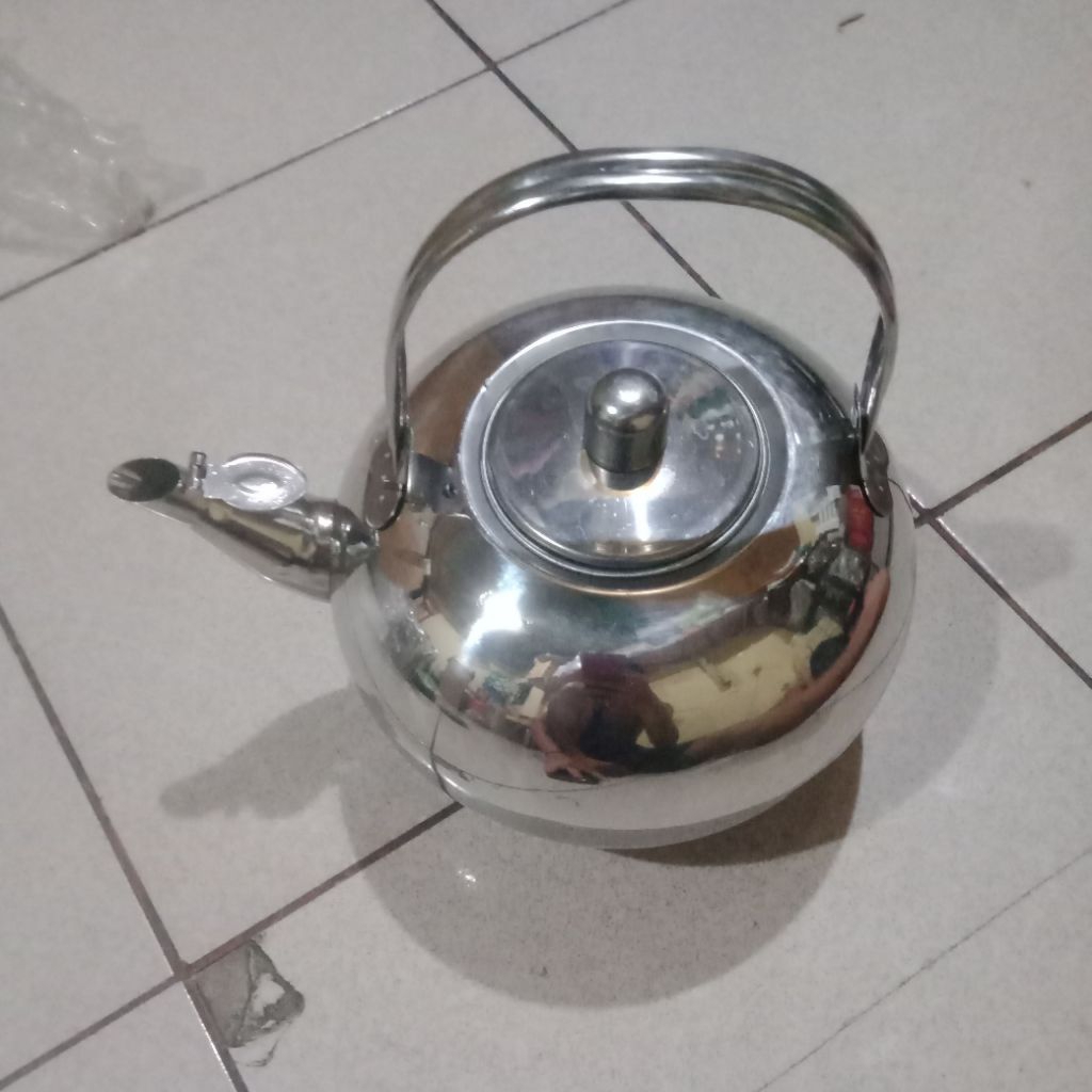 teko Aladin -teko bulat stainless steel 2,5 liter+saringan