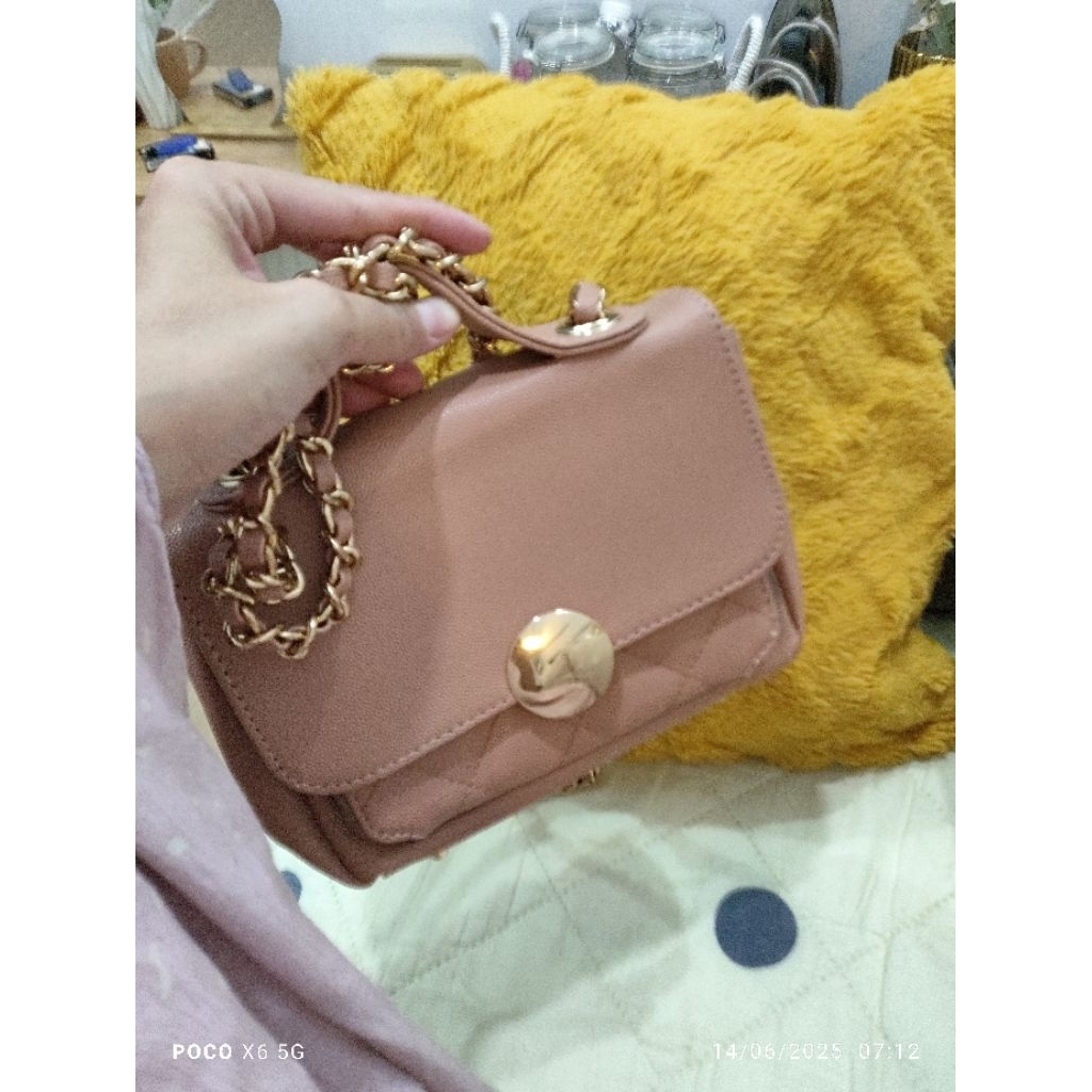 Preloved  merche sling bag Carol