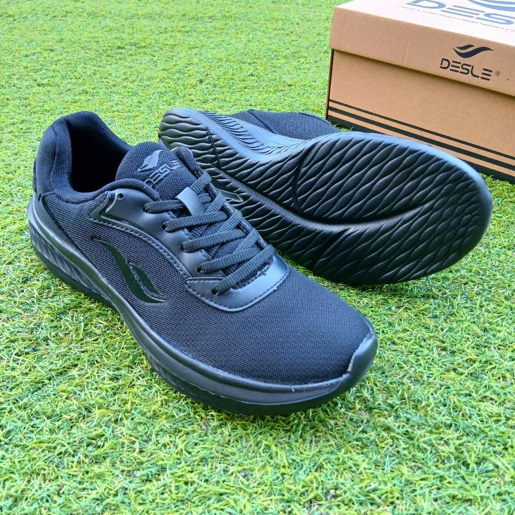 DESLE JOANNA SEPATU LARI